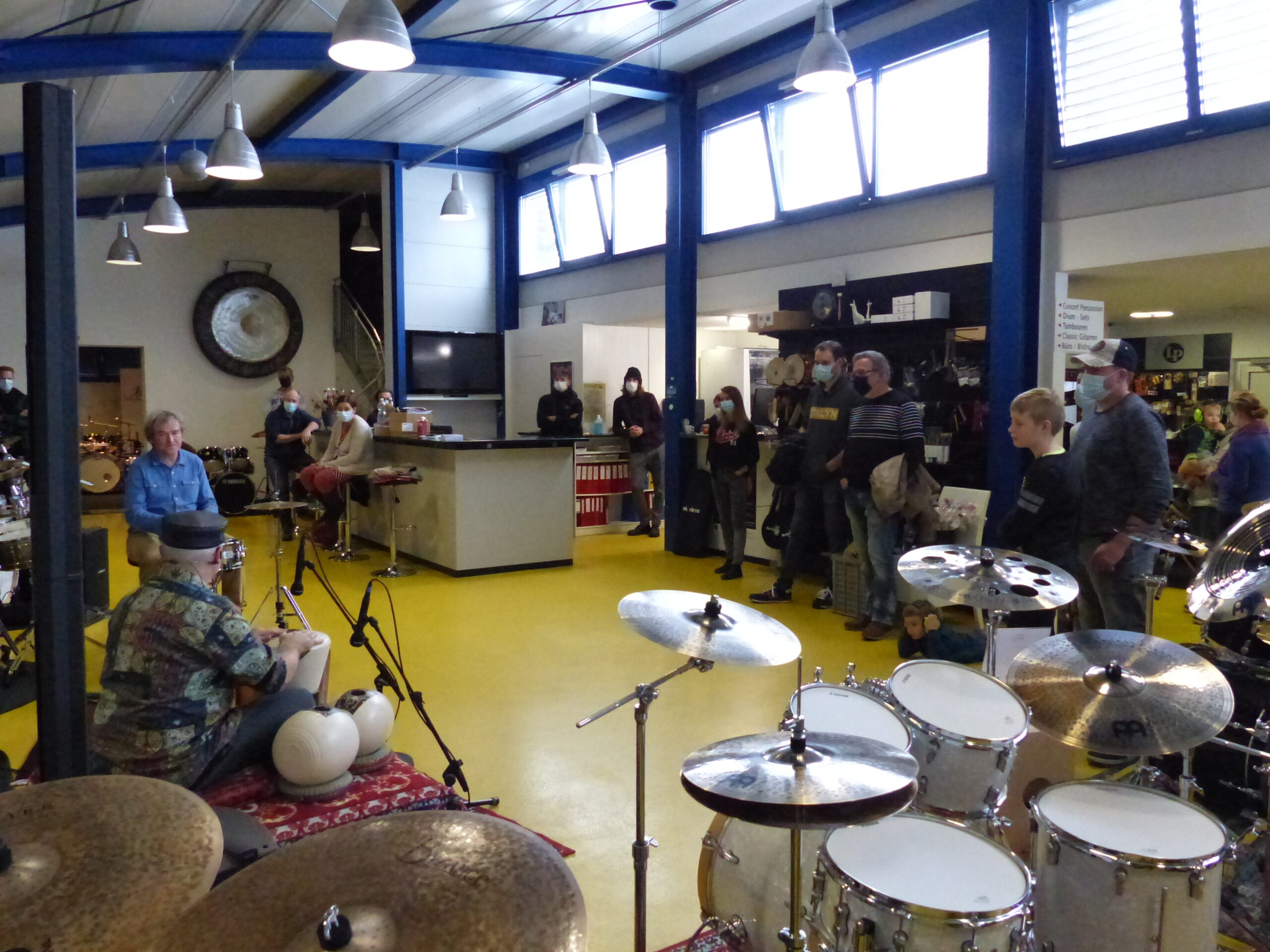 Als Zugabe zur Buchvernissage für «The Drummer 1» im Schlagzeug Shop Glanzmann in Altishofen nahmen Noby Lehmann (links) und Stöff Blattner (rechts) als «RhythmTalk» die rund 100 Interessierten mit auf eine musikalisch-perkusionistische Reise durch die ganze Welt.