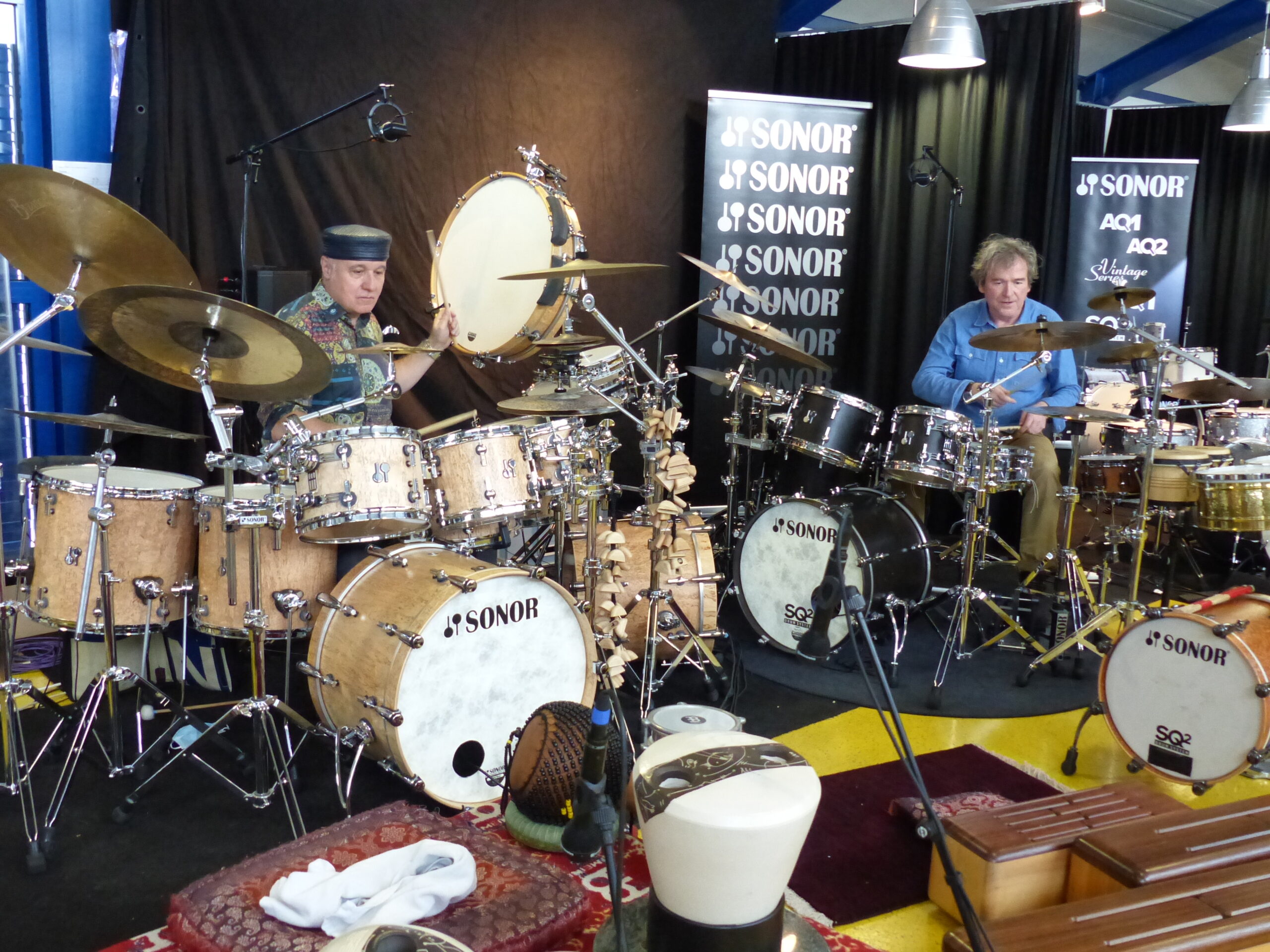 Als Zugabe zur Buchvernissage für «The Drummer 1» im Schlagzeug Shop Glanzmann in Altishofen nahmen Noby Lehmann (links) und Stöff Blattner (rechts) als «RhythmTalk» die rund 100 Interessierten mit auf eine musikalisch-perkusionistische Reise durch die ganze Welt.